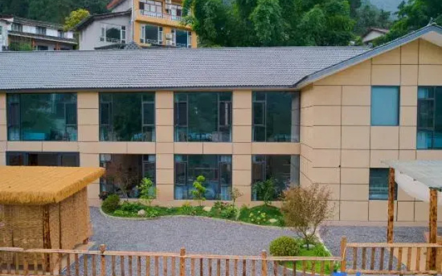 Emeishan Yishan Guiyin Hotel (Qingyin Pavilion Scenic Area)