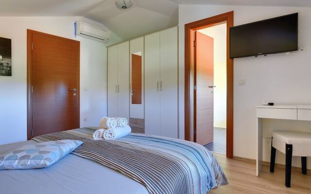 Villa With Pool and Sunshade in Rovinj
