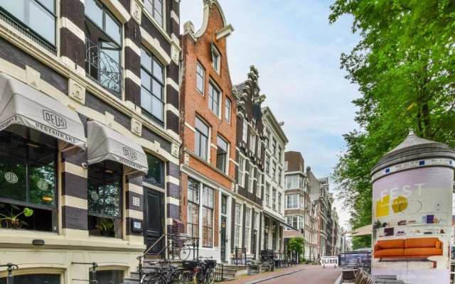 Herengracht Bed & Breakfast with canal view