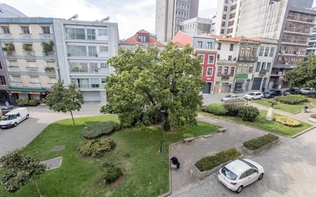 Bonjardim Studio w/ Balcony by LovelyStay