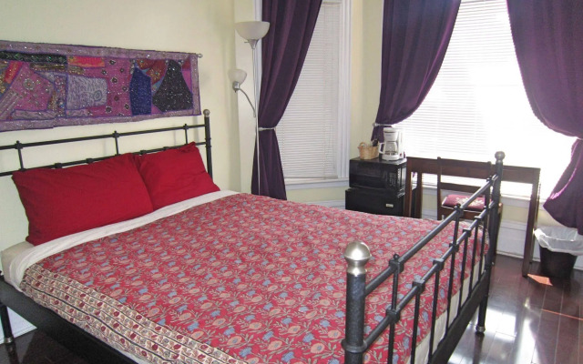 Spadina 11 Guesthouse