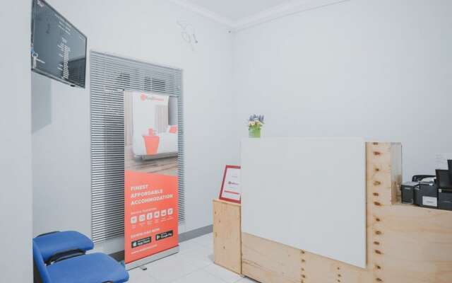 RedDoorz Syariah near Siloam  Hospital Kebon Jeruk