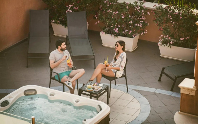 Artemis Hotel