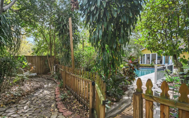 Pool House Oasis - Home for 6