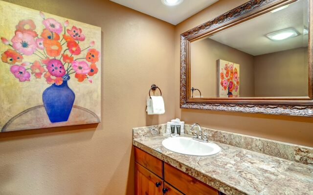 3bdr Condo-master Fireplace, Upgraded Kitchen, Kids Ski Free 3 Bedroom Condo by RedAwning