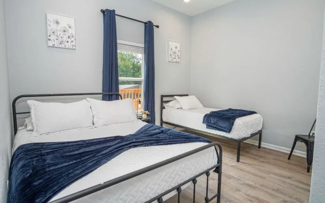 Inviting 4br/2ba Near Downtown & Riverwalk