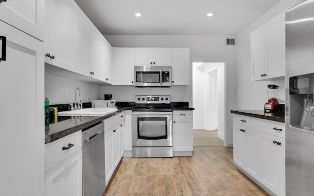 Modern & Fashionable Apartment w/Pool and Garden