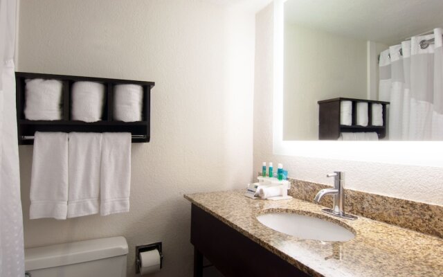 Holiday Inn Express & Suites Nashville I-40 & I- 24