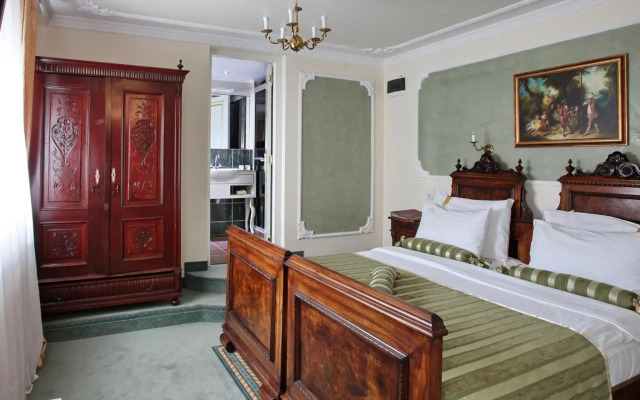 Queen's Astoria Design Hotel