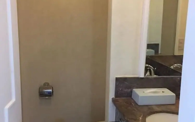 Condo Musta 2