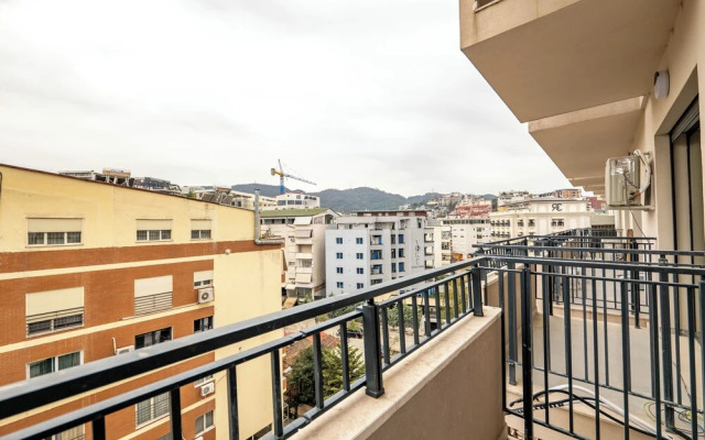 Tirent Apartment-Modern 1-Bedroom Stay Near Liqeni i Thatë