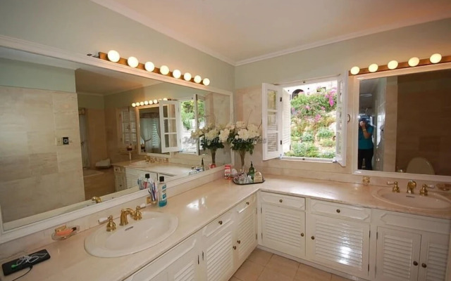 Stoneaway, 6BR by Jamaican Treasures