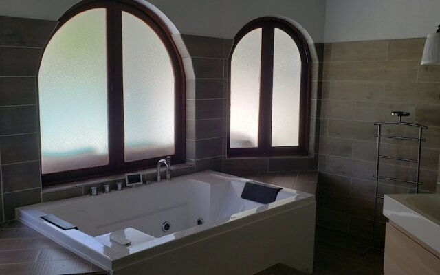 Villa 6 Bedrooms Guests Friendly