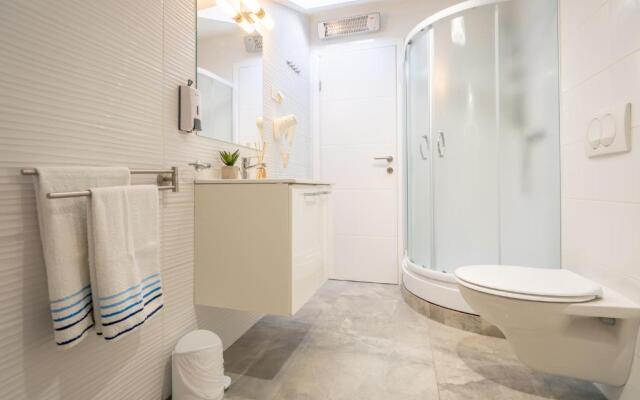 Fran Center Apartments (Square)