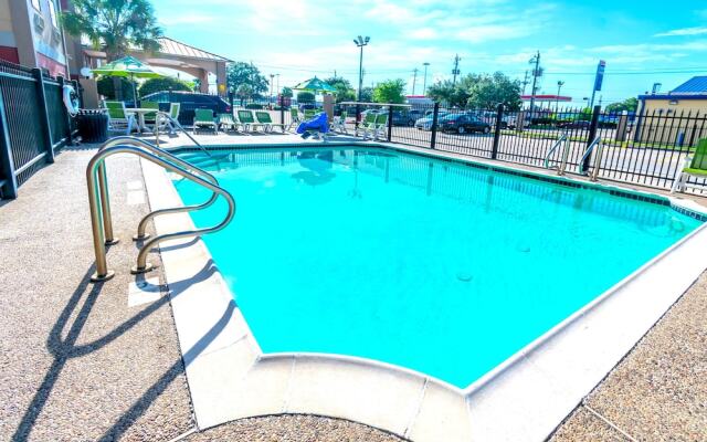 Econo Lodge Inn & Suites East Houston I-10