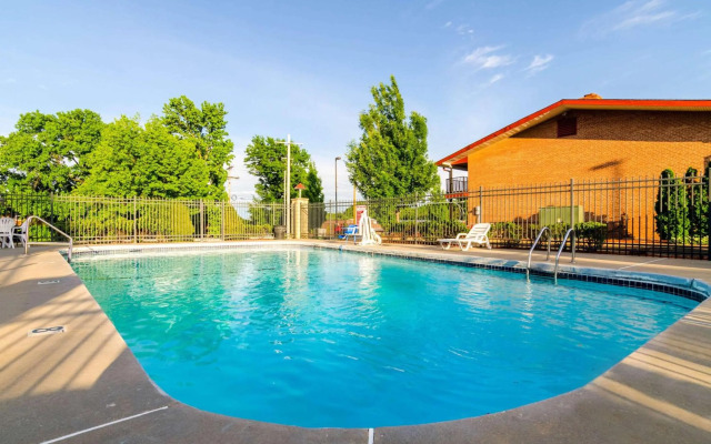 Econolodge Inn & Suites