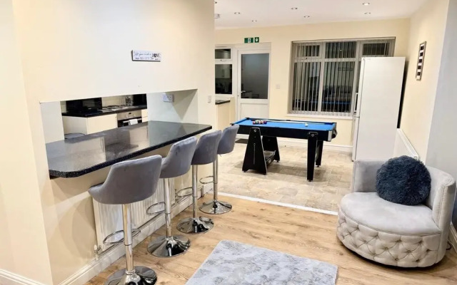 Harborne House 4 Bedroom Contractor Qe Hospital
