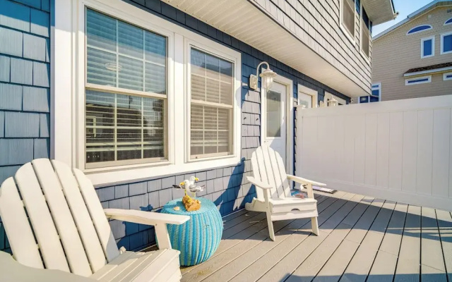 Bright Brigantine Townhome: Steps to Beach Access!