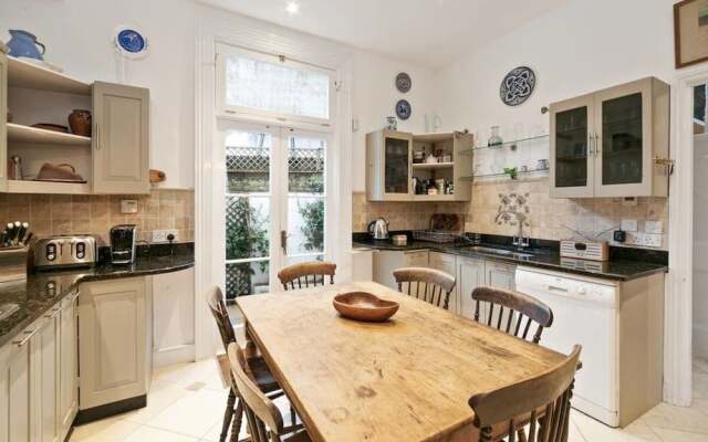 Special Offer- 5 bed Victorian in Zone2