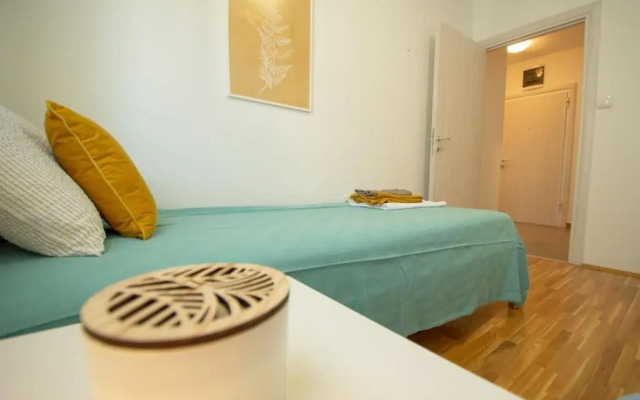 White Fields-Central 2-bdrm apartment with parking