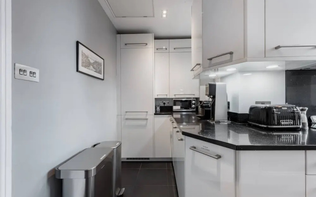 Grand Victorian Apartment in Sought-after Clifton