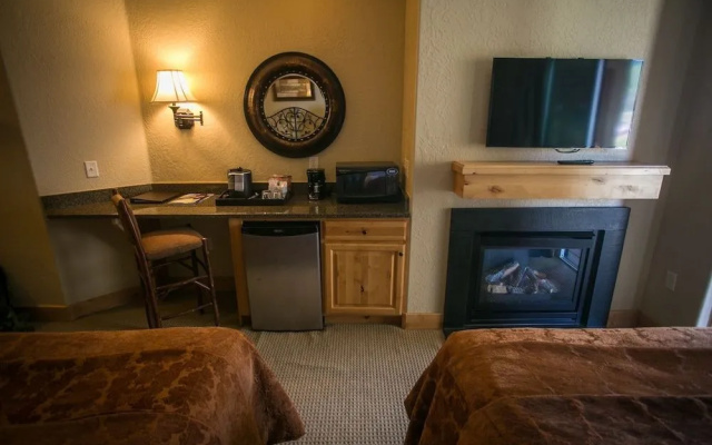 Silverado Lodge with Fireplaces and Pool Views by RedAwning
