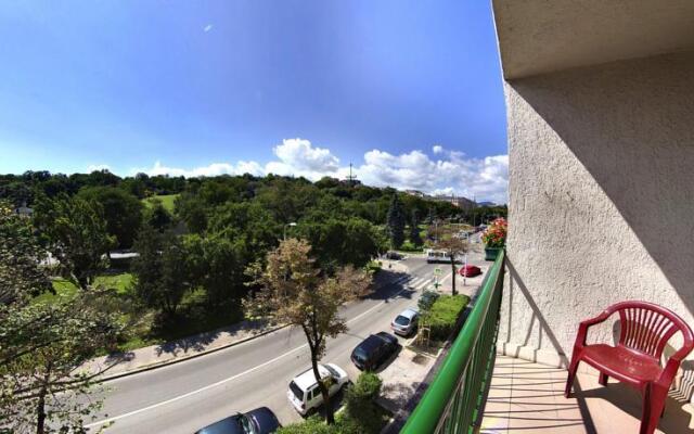 Ebony Pianino Apartment