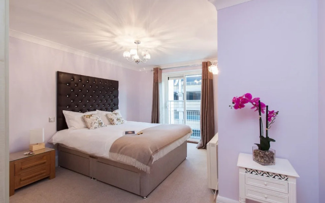 Canary Wharf Luxury River view apartment