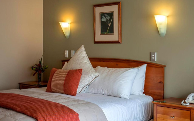 Wilderness Lodge Lake Moeraki – Guest Rooms – Haast