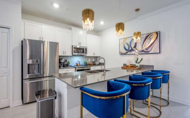 Luxury Chic Modern Home Prime Location