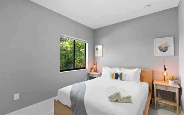 Modern 4-BR House with Free Parking