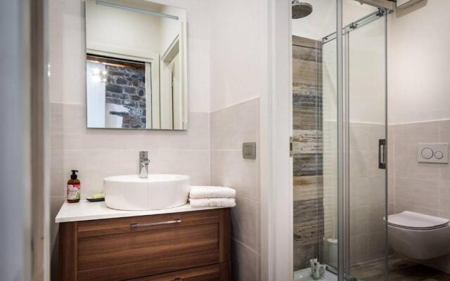 ALTIDO Elegant Apt for 4 at the Como's heart