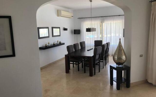 Villa with 5 bedrooms & 4 bathrooms - private heated pool