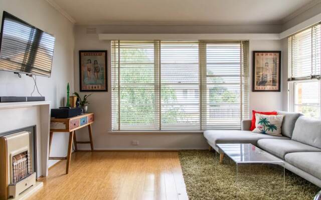Retro 1 Bedroom Apartment In Melbourne's Hawthorn