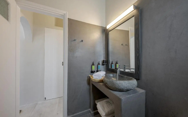 Luxury villa in Megalochori Santorini with Jacuzzi