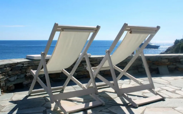 Romantic and cozy house on the waterfront in Koundouros, Kea