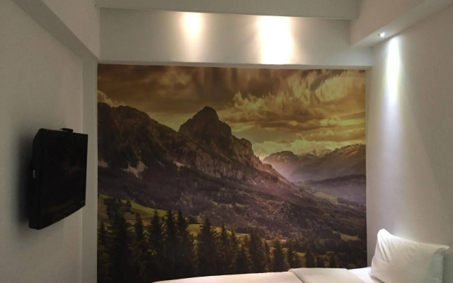 Lion Peak Dickson Hotel