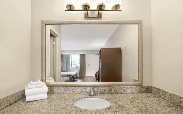 Super 8 by Wyndham Orlando International Drive