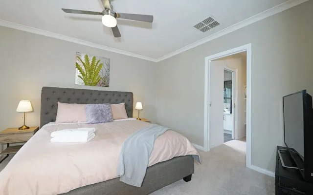 Charming 6 BRM Villa in Melbourne East
