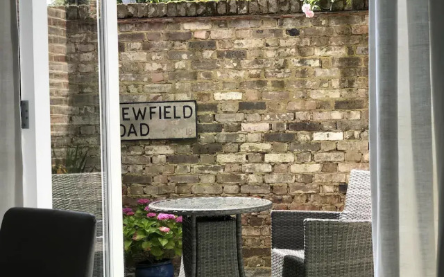 London-apartment-sleeps2-privateentrance