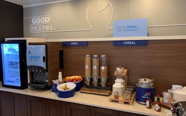 Holiday Inn Express & Suites St. Louis West-O'Fallon