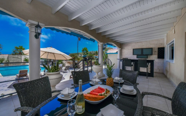 Massive Oceanfront Villa - Spa - Sauna - Gameroom - Malmok!