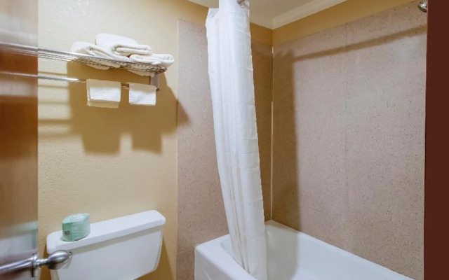 OYO Pinewood Inn & Suites Silsbee