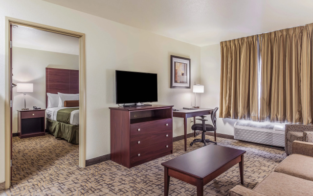 Cobblestone Hotel & Suites - Hutchinson