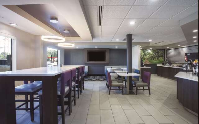 La Quinta Inn & Suites by Wyndham Jackson Airport