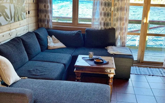 6 Person Holiday Home in Foldroyhamn
