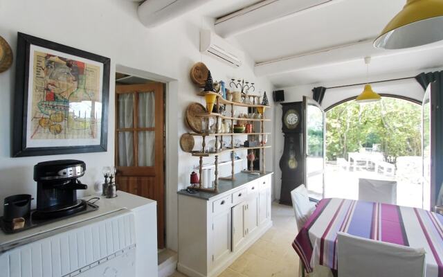 Villa With 4 Bedrooms in Maussane-les-alpilles, With Wonderful Mountai