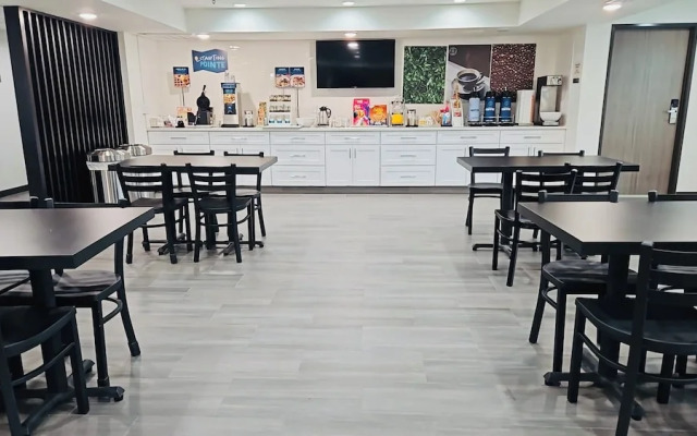 Clarion Pointe Milwaukee Airport