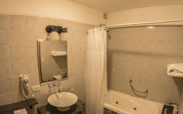 Peninsula Petit Hotel