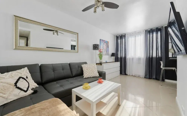 Black & White Studio by Renters